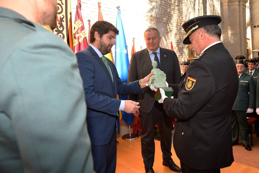 El presidente regional, Fernando López Miras, aseguró este martes, durante el acto de conmemoración del Día de a Constitución , que "mi compromiso es seguir defendiendo y mejorando" la Carta Magna. Para ello abogó "por el espíritu del 78" y por los "consensos". López Miras subrayó que "ningún español es mejor que otro por haber nacido en una u otra Comunidad Autónoma".