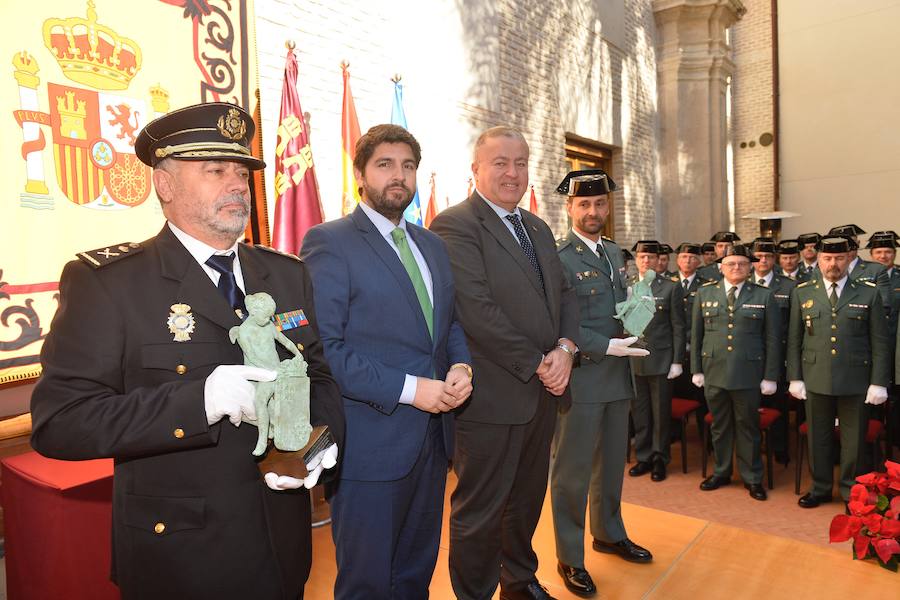 El presidente regional, Fernando López Miras, aseguró este martes, durante el acto de conmemoración del Día de a Constitución , que "mi compromiso es seguir defendiendo y mejorando" la Carta Magna. Para ello abogó "por el espíritu del 78" y por los "consensos". López Miras subrayó que "ningún español es mejor que otro por haber nacido en una u otra Comunidad Autónoma".