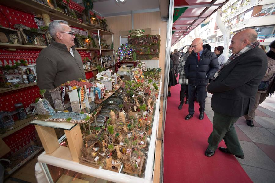 El consejero de Empleo, Universidades y Empresa, Juan Hernández, inauguró hoy en la avenida Alfonso X el Sabio de Murcia la XXXIII Muestra de Artesanía de Navidad, que este año cuenta con la participación de 71 artesanos y estará abierta hasta el 5 de enero. Acompañado por el director general de Comercio, Consumo y Simplificación Administrativa, Francisco Abril, y la concejala del ramo del Ayuntamiento de Murcia, María del Carmen Pelegrín, recorrió los stands participantes en la muestra para conocer de primera mano el trabajo de estos profesionales.