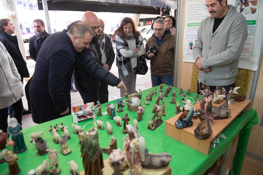 El consejero de Empleo, Universidades y Empresa, Juan Hernández, inauguró hoy en la avenida Alfonso X el Sabio de Murcia la XXXIII Muestra de Artesanía de Navidad, que este año cuenta con la participación de 71 artesanos y estará abierta hasta el 5 de enero. Acompañado por el director general de Comercio, Consumo y Simplificación Administrativa, Francisco Abril, y la concejala del ramo del Ayuntamiento de Murcia, María del Carmen Pelegrín, recorrió los stands participantes en la muestra para conocer de primera mano el trabajo de estos profesionales.