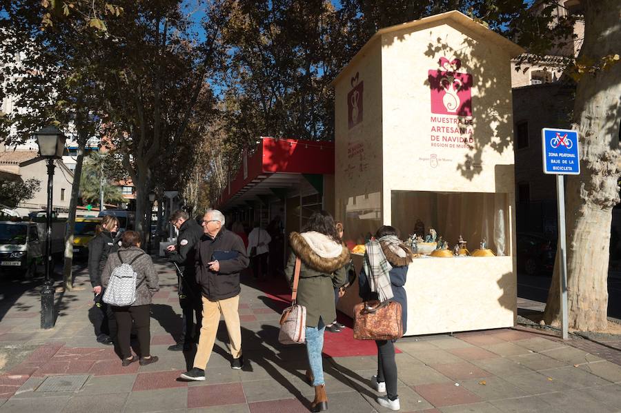 El consejero de Empleo, Universidades y Empresa, Juan Hernández, inauguró hoy en la avenida Alfonso X el Sabio de Murcia la XXXIII Muestra de Artesanía de Navidad, que este año cuenta con la participación de 71 artesanos y estará abierta hasta el 5 de enero. Acompañado por el director general de Comercio, Consumo y Simplificación Administrativa, Francisco Abril, y la concejala del ramo del Ayuntamiento de Murcia, María del Carmen Pelegrín, recorrió los stands participantes en la muestra para conocer de primera mano el trabajo de estos profesionales.