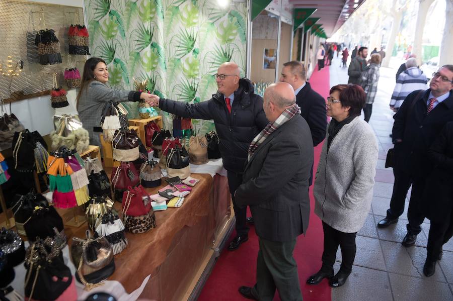 El consejero de Empleo, Universidades y Empresa, Juan Hernández, inauguró hoy en la avenida Alfonso X el Sabio de Murcia la XXXIII Muestra de Artesanía de Navidad, que este año cuenta con la participación de 71 artesanos y estará abierta hasta el 5 de enero. Acompañado por el director general de Comercio, Consumo y Simplificación Administrativa, Francisco Abril, y la concejala del ramo del Ayuntamiento de Murcia, María del Carmen Pelegrín, recorrió los stands participantes en la muestra para conocer de primera mano el trabajo de estos profesionales.