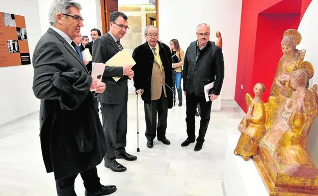 Martín Páez, Ballesta, Clemente García y Juan Pérez Ferra, ayer, ante una de las piezas del escultor, 'Sagrada familia'.