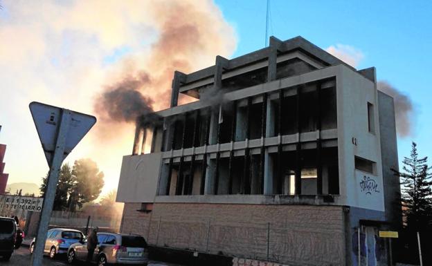 Arde un edificio abandonado junto al colegio Nelva 