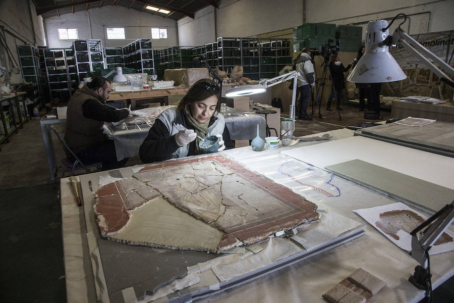 Son objetos cerámicos, metálicos y de vidrio y pinturas murales y mármoles, además de otros realizados con hueso y madera