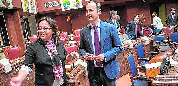 El consejero Javier Celdrán, con la diputada del Grupo Popular Elena Ruiz, antes de su comparecencia.