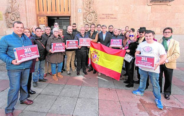 Un grupo de murcianos y miembros de la asociación junto a la puerta del Archivo de Salamanca.