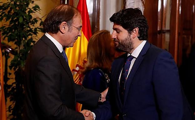 Fernando López Miras saluda a Pío García Escudero, presidente del Senado. 