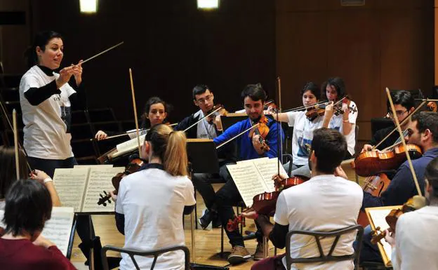 Virginia Martínez, este jueves, dirigiendo un ensayo de la Orquesta de Jóvenes de la Región de Murcia.