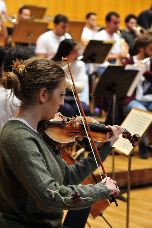 El conjunto se reúnepor primera vez bajo la batuta de Virginia Martínez para preparar su concierto de presentación 