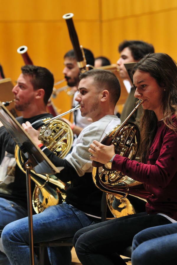 El conjunto se reúnepor primera vez bajo la batuta de Virginia Martínez para preparar su concierto de presentación 