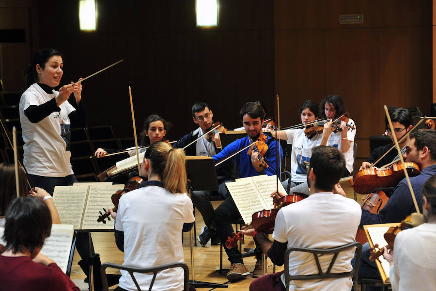 El conjunto se reúnepor primera vez bajo la batuta de Virginia Martínez para preparar su concierto de presentación 