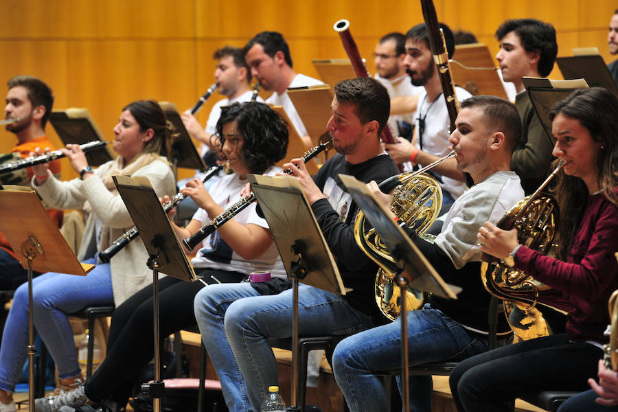 El conjunto se reúnepor primera vez bajo la batuta de Virginia Martínez para preparar su concierto de presentación 