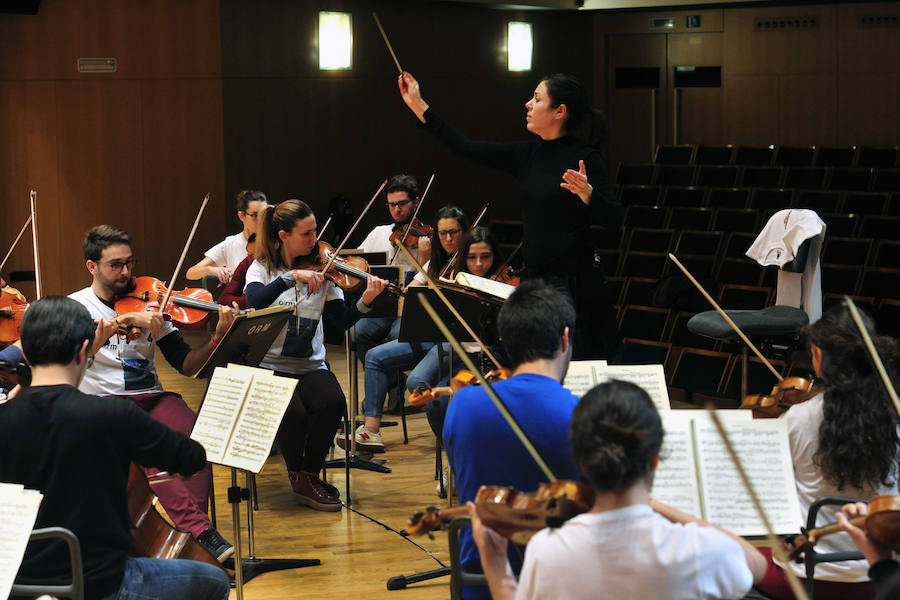 El conjunto se reúnepor primera vez bajo la batuta de Virginia Martínez para preparar su concierto de presentación 