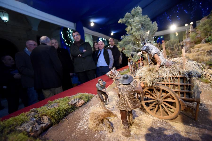 La coral Discantus pone la nota musical a su apertura, que este año es de estilo costumbrista y está ambientado en la ciudad y la huerta del siglo XIX