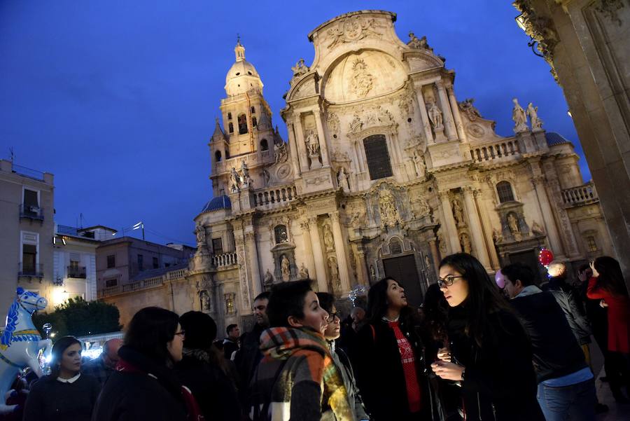 La coral Discantus pone la nota musical a su apertura, que este año es de estilo costumbrista y está ambientado en la ciudad y la huerta del siglo XIX