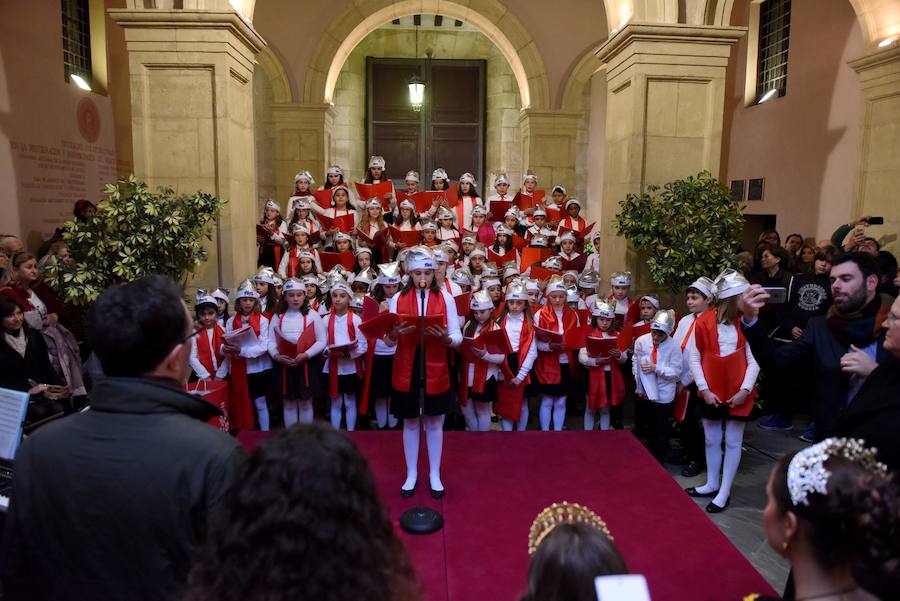 La coral Discantus pone la nota musical a su apertura, que este año es de estilo costumbrista y está ambientado en la ciudad y la huerta del siglo XIX