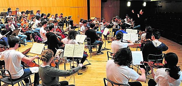 Los componentes de la nueva Orquesta de Jóvenes de la Región dirigidos por Virginia Martínez, ayer en el Auditorio Víctor Villegas, durante su primer ensayo.