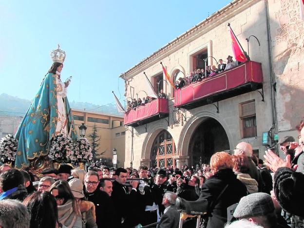 La Virgen del Castillo, a su llegada a la plaza del Ayuntamiento.
