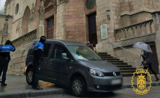 Da positivo en alcohol tras bajar con el coche las escaleras de la catedral de Burgos