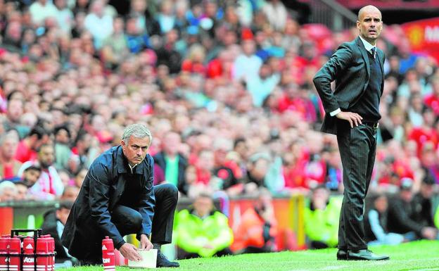 José Mourinho y Pep Guardiola, en Old Trafford.