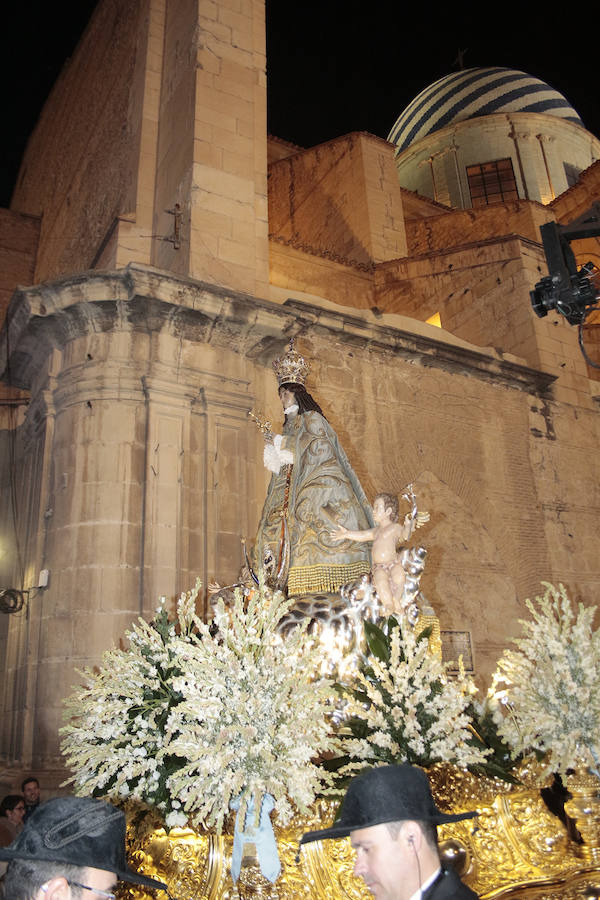 La procesión de la Virgen, la proclamación de los clavarios y los ‘castillicos’ de fuegos artificiales protagonizan la jornada festiva