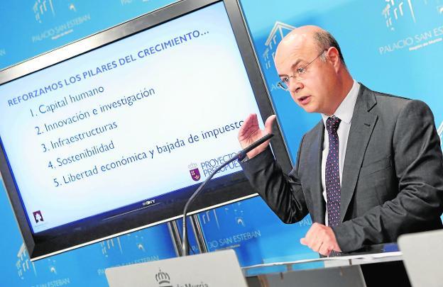 El consejero de Hacienda, Andrés Carrillo, durante la explicación de los Presupuestos en el palacio de San Esteban.