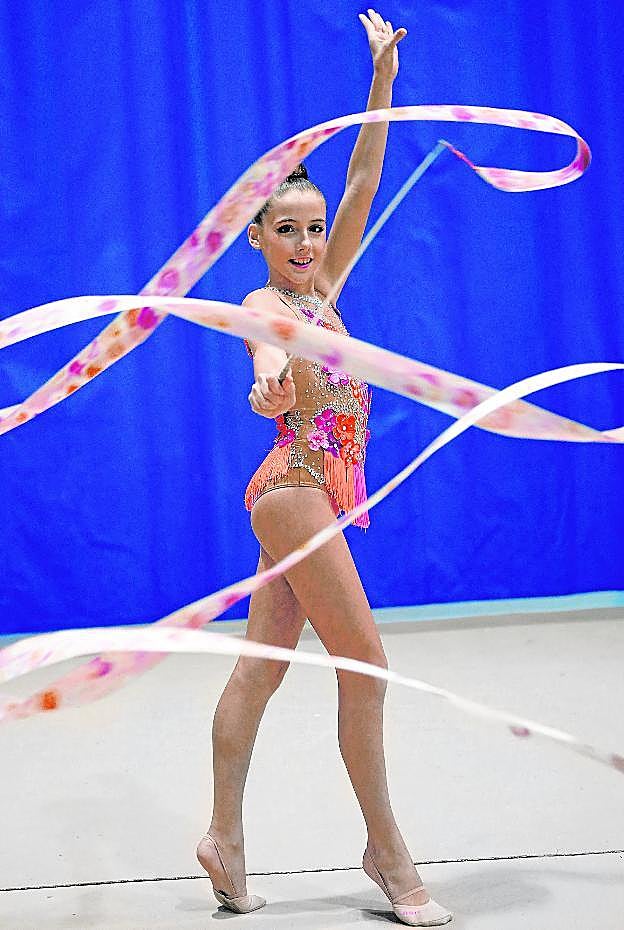 La campeona de España infantil Desiré Alacid, durante un ejercicio en el pabellón de Puente Tocinos.