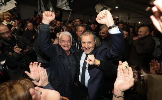 Los líderes nacionalistas corsos celebran su victoria electoral.