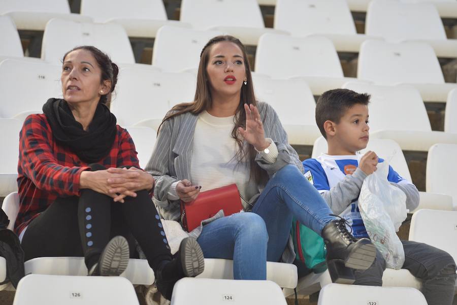 Más de 7.000 aficionados pimentoneros acudieron a la Nueva Condomina para ver el empate de su equipo ante el colista