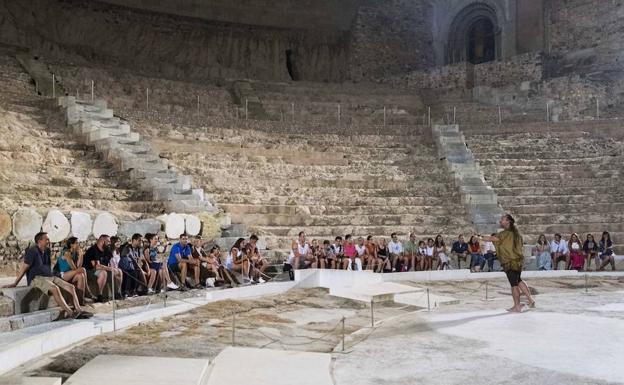 Imagen de archivo de una visita guiada al Teatro Romano.