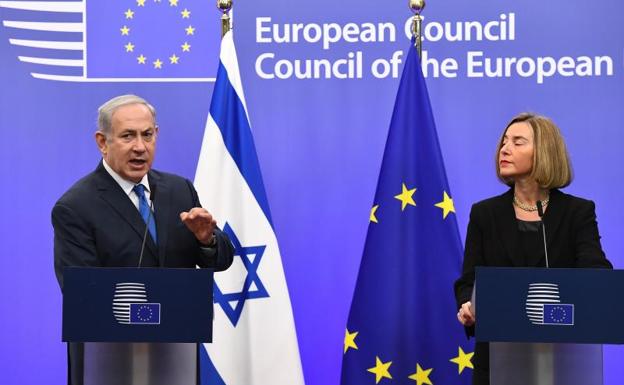 Benjamin Netanyahu con Federica Mogherini en Bruselas.