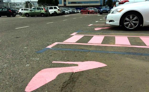 Un parking ruso con un zapato de tacón rosa para señalizar las plazas. 