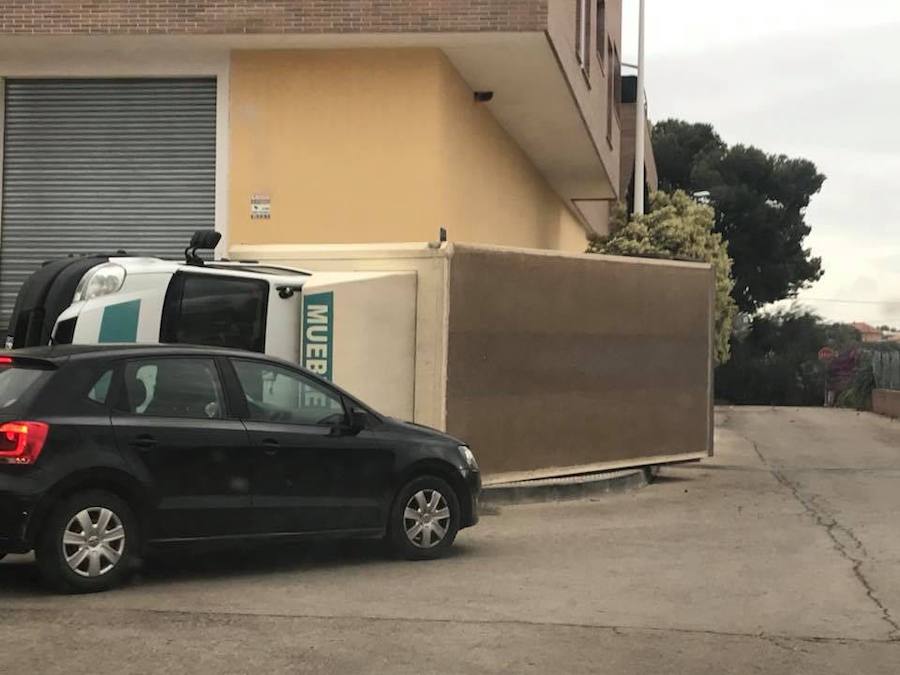 Un vehículo volcado en la calle.