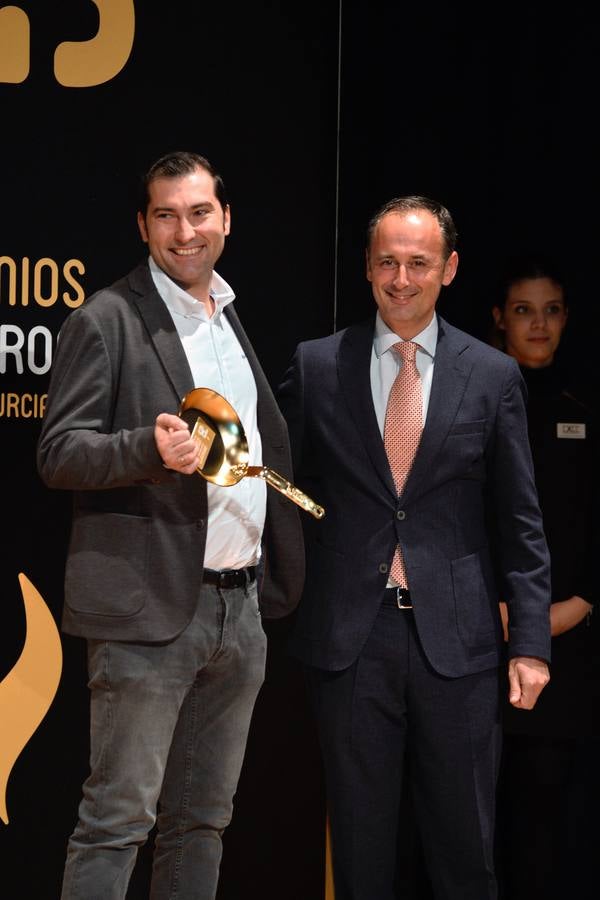 'La Verdad' reconoce a Cabaña Buenavista (que dirige Pablo González Conejero, con dos estrellas Michelin), Jesús López Blázquez (jefe de sala de Cabaña Buenavista), La Pequeña Taberna (que lidera Francisco Miguel López), Juan Antonio García (jefe de cocina del restaurante El Churra), Local de Ensayo (el restaurante revelación dirigido por el chef David López Carreño) y el maestro Raimundo González Frutos, premiado en reconocimiento a toda una vida, quien no pudo asistir al evento y cuyo premio recogió Adolfo Fernández