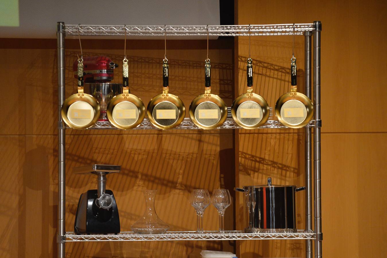 'La Verdad' reconoce a Cabaña Buenavista (que dirige Pablo González Conejero, con dos estrellas Michelin), Jesús López Blázquez (jefe de sala de Cabaña Buenavista), La Pequeña Taberna (que lidera Francisco Miguel López), Juan Antonio García (jefe de cocina del restaurante El Churra), Local de Ensayo (el restaurante revelación dirigido por el chef David López Carreño) y el maestro Raimundo González Frutos, premiado en reconocimiento a toda una vida, quien no pudo asistir al evento y cuyo premio recogió Adolfo Fernández