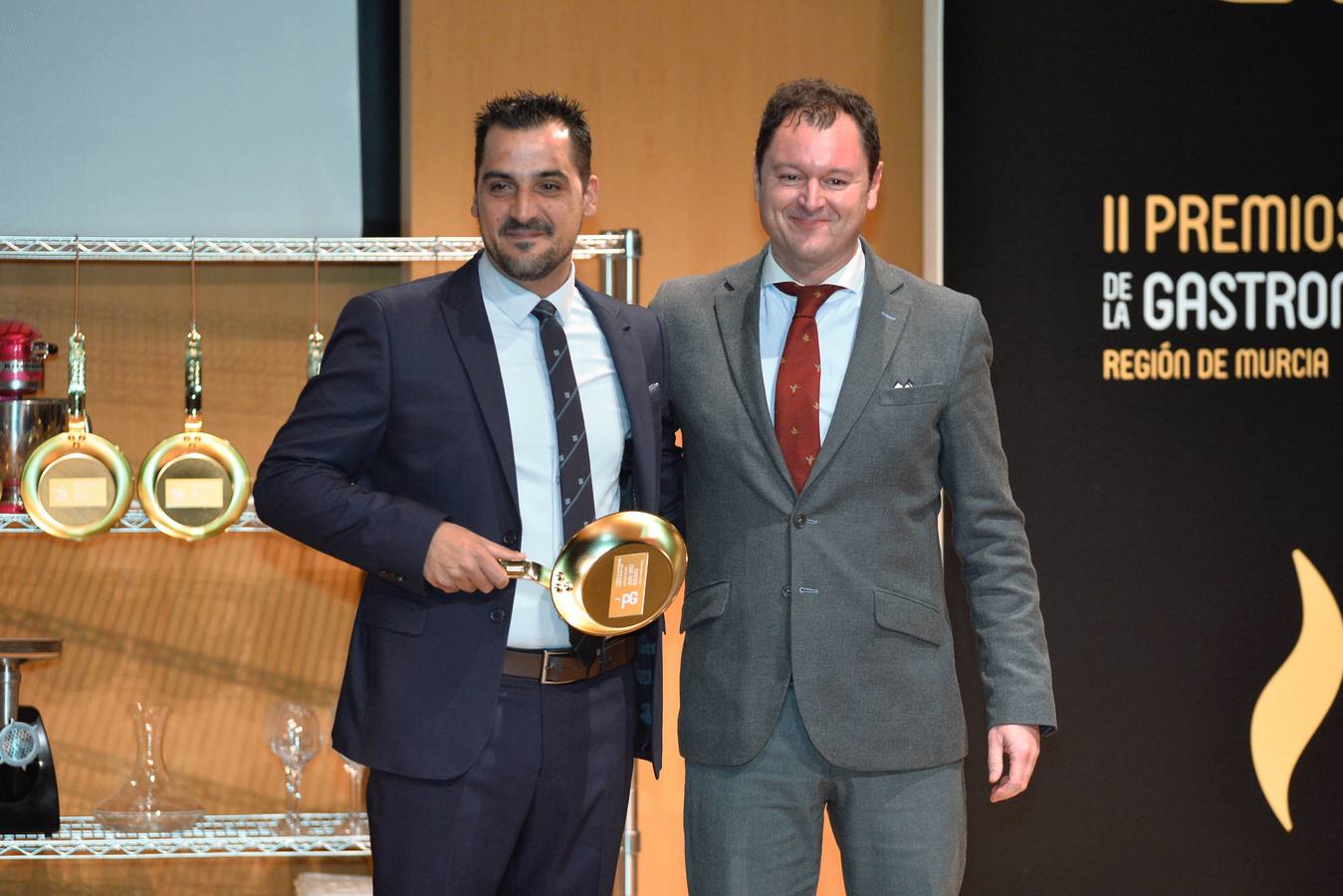 'La Verdad' reconoce a Cabaña Buenavista (que dirige Pablo González Conejero, con dos estrellas Michelin), Jesús López Blázquez (jefe de sala de Cabaña Buenavista), La Pequeña Taberna (que lidera Francisco Miguel López), Juan Antonio García (jefe de cocina del restaurante El Churra), Local de Ensayo (el restaurante revelación dirigido por el chef David López Carreño) y el maestro Raimundo González Frutos, premiado en reconocimiento a toda una vida, quien no pudo asistir al evento y cuyo premio recogió Adolfo Fernández