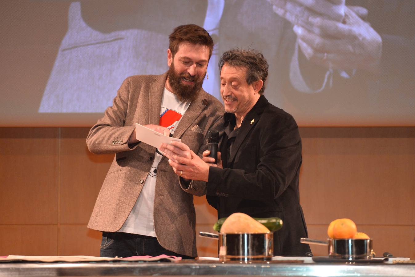 'La Verdad' reconoce a Cabaña Buenavista (que dirige Pablo González Conejero, con dos estrellas Michelin), Jesús López Blázquez (jefe de sala de Cabaña Buenavista), La Pequeña Taberna (que lidera Francisco Miguel López), Juan Antonio García (jefe de cocina del restaurante El Churra), Local de Ensayo (el restaurante revelación dirigido por el chef David López Carreño) y el maestro Raimundo González Frutos, premiado en reconocimiento a toda una vida, quien no pudo asistir al evento y cuyo premio recogió Adolfo Fernández