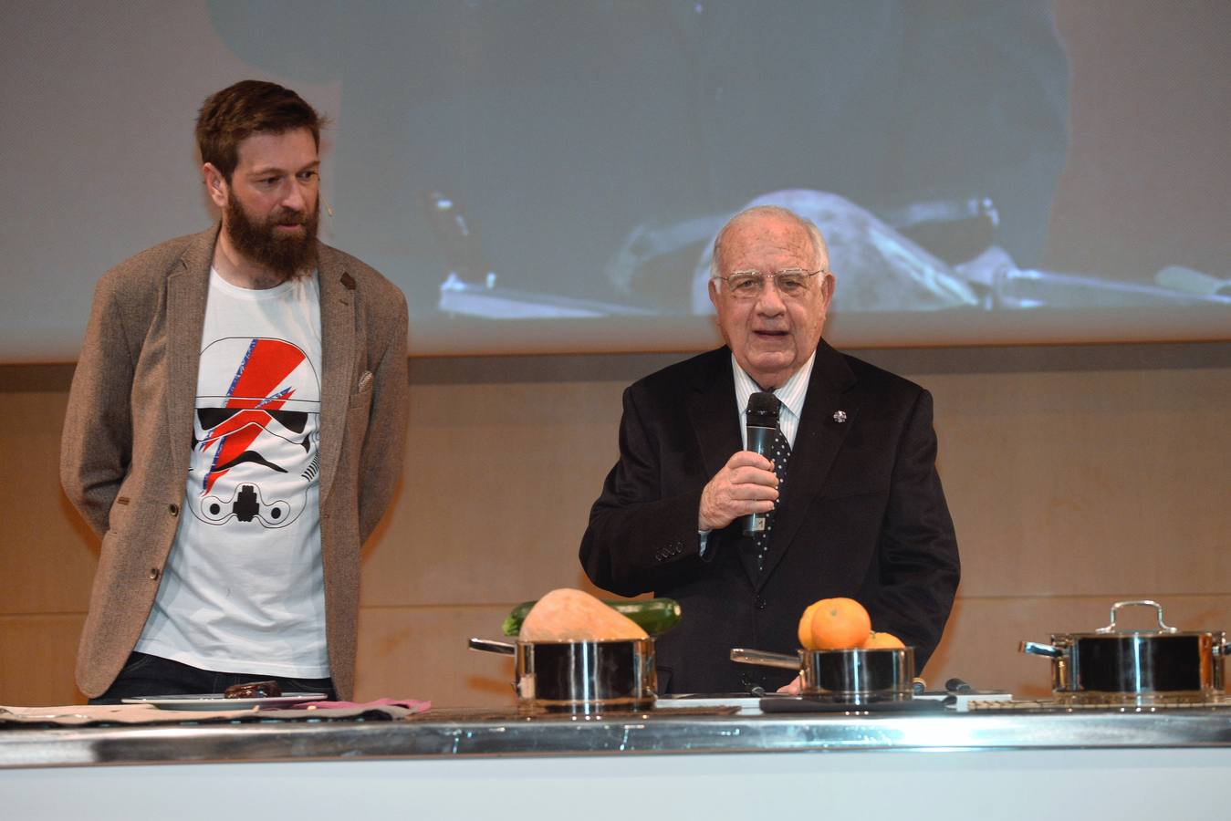 'La Verdad' reconoce a Cabaña Buenavista (que dirige Pablo González Conejero, con dos estrellas Michelin), Jesús López Blázquez (jefe de sala de Cabaña Buenavista), La Pequeña Taberna (que lidera Francisco Miguel López), Juan Antonio García (jefe de cocina del restaurante El Churra), Local de Ensayo (el restaurante revelación dirigido por el chef David López Carreño) y el maestro Raimundo González Frutos, premiado en reconocimiento a toda una vida, quien no pudo asistir al evento y cuyo premio recogió Adolfo Fernández