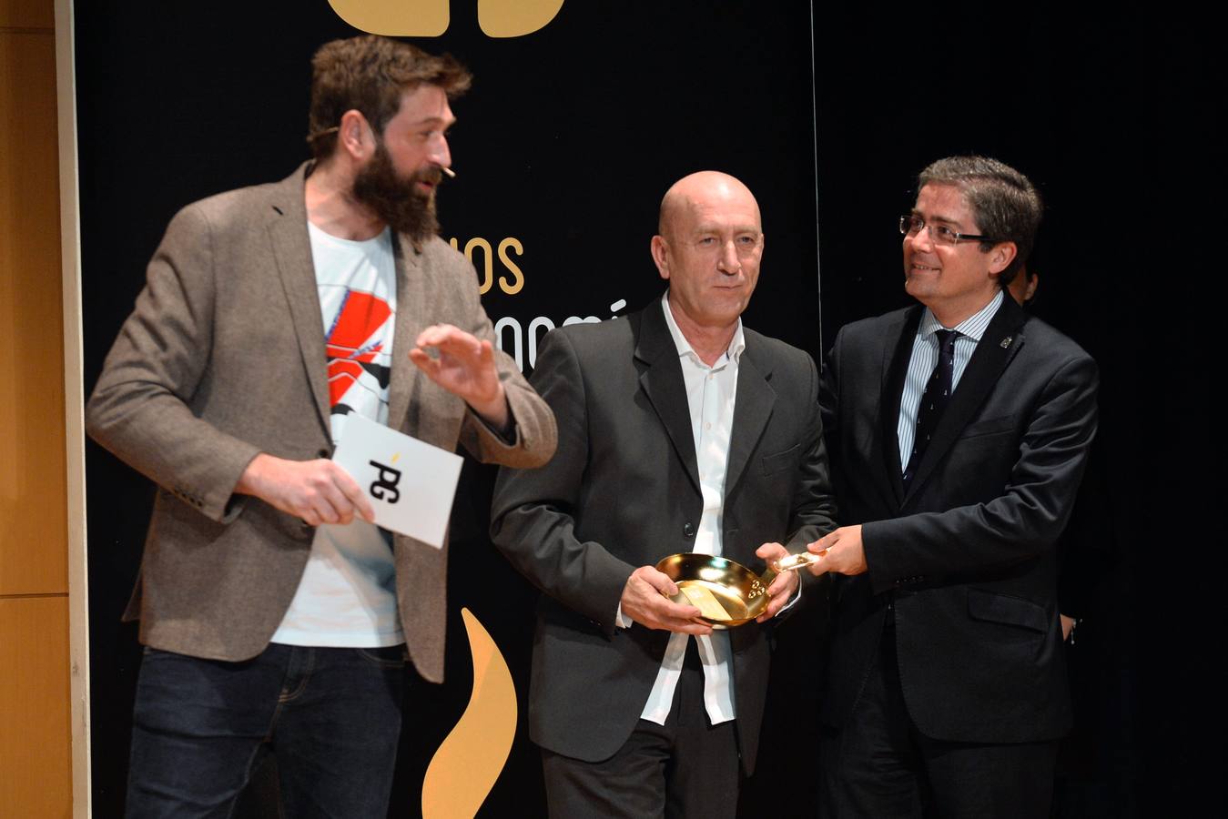 'La Verdad' reconoce a Cabaña Buenavista (que dirige Pablo González Conejero, con dos estrellas Michelin), Jesús López Blázquez (jefe de sala de Cabaña Buenavista), La Pequeña Taberna (que lidera Francisco Miguel López), Juan Antonio García (jefe de cocina del restaurante El Churra), Local de Ensayo (el restaurante revelación dirigido por el chef David López Carreño) y el maestro Raimundo González Frutos, premiado en reconocimiento a toda una vida, quien no pudo asistir al evento y cuyo premio recogió Adolfo Fernández