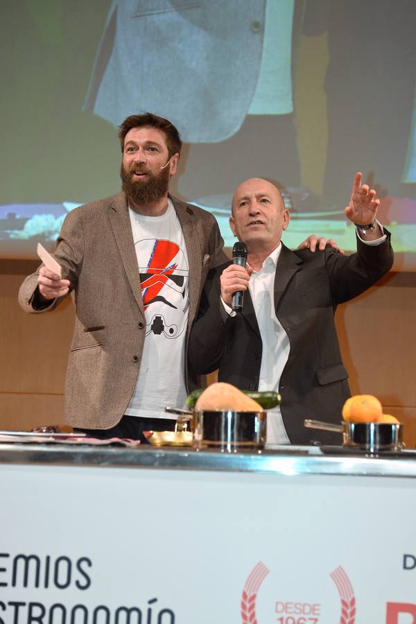 'La Verdad' reconoce a Cabaña Buenavista (que dirige Pablo González Conejero, con dos estrellas Michelin), Jesús López Blázquez (jefe de sala de Cabaña Buenavista), La Pequeña Taberna (que lidera Francisco Miguel López), Juan Antonio García (jefe de cocina del restaurante El Churra), Local de Ensayo (el restaurante revelación dirigido por el chef David López Carreño) y el maestro Raimundo González Frutos, premiado en reconocimiento a toda una vida, quien no pudo asistir al evento y cuyo premio recogió Adolfo Fernández