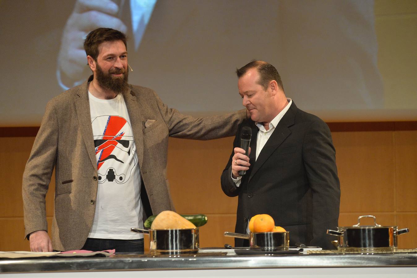 'La Verdad' reconoce a Cabaña Buenavista (que dirige Pablo González Conejero, con dos estrellas Michelin), Jesús López Blázquez (jefe de sala de Cabaña Buenavista), La Pequeña Taberna (que lidera Francisco Miguel López), Juan Antonio García (jefe de cocina del restaurante El Churra), Local de Ensayo (el restaurante revelación dirigido por el chef David López Carreño) y el maestro Raimundo González Frutos, premiado en reconocimiento a toda una vida, quien no pudo asistir al evento y cuyo premio recogió Adolfo Fernández