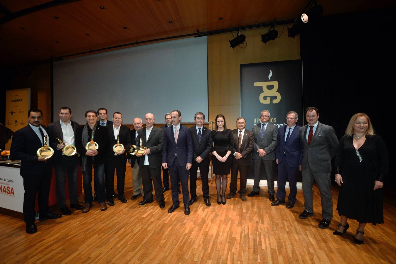 'La Verdad' reconoce a Cabaña Buenavista (que dirige Pablo González Conejero, con dos estrellas Michelin), Jesús López Blázquez (jefe de sala de Cabaña Buenavista), La Pequeña Taberna (que lidera Francisco Miguel López), Juan Antonio García (jefe de cocina del restaurante El Churra), Local de Ensayo (el restaurante revelación dirigido por el chef David López Carreño) y el maestro Raimundo González Frutos, premiado en reconocimiento a toda una vida, quien no pudo asistir al evento y cuyo premio recogió Adolfo Fernández