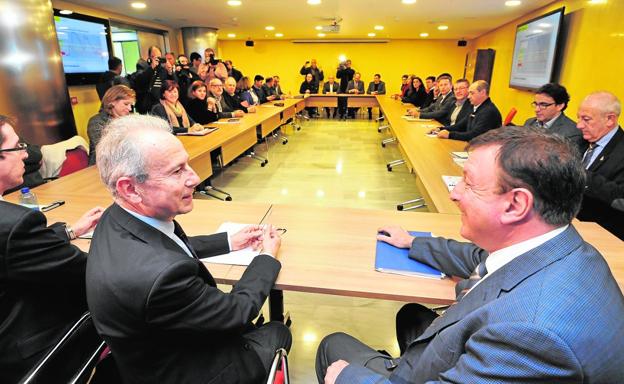 José Carlos González, comisario de Aguas; Miguel Ángel Ródenas y Adolfo Gallardo, ayer en la CHS con los alcaldes.