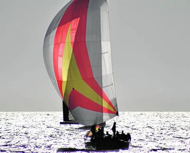 Uno de los barcos durante la última regata del año.