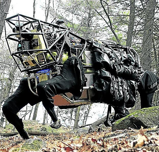 'BigDog' sigue a los soldados por cualquier terreno. 
