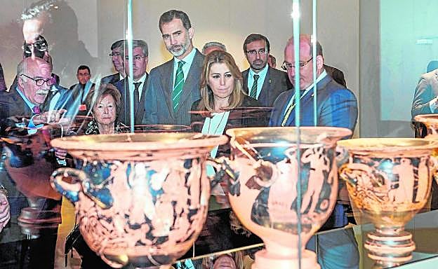 El Rey y Susana Díaz, en la inauguración del Museo Íbero, ayer. A la izquierda, varias piezas. 