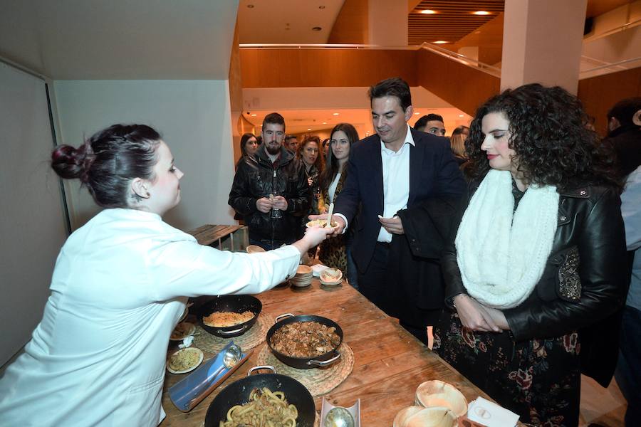 Después de la entrega de premios, los invitados disfrutaron de una agradable velada, en la que no podía faltar la comida y la bebida. 