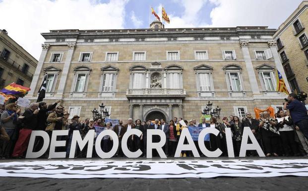 Concentración en el palacio de la Generalitat.