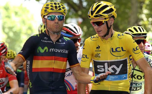 Alejandro Valverde hablando con Chris Froome, en el Tour de Francia de 2015.